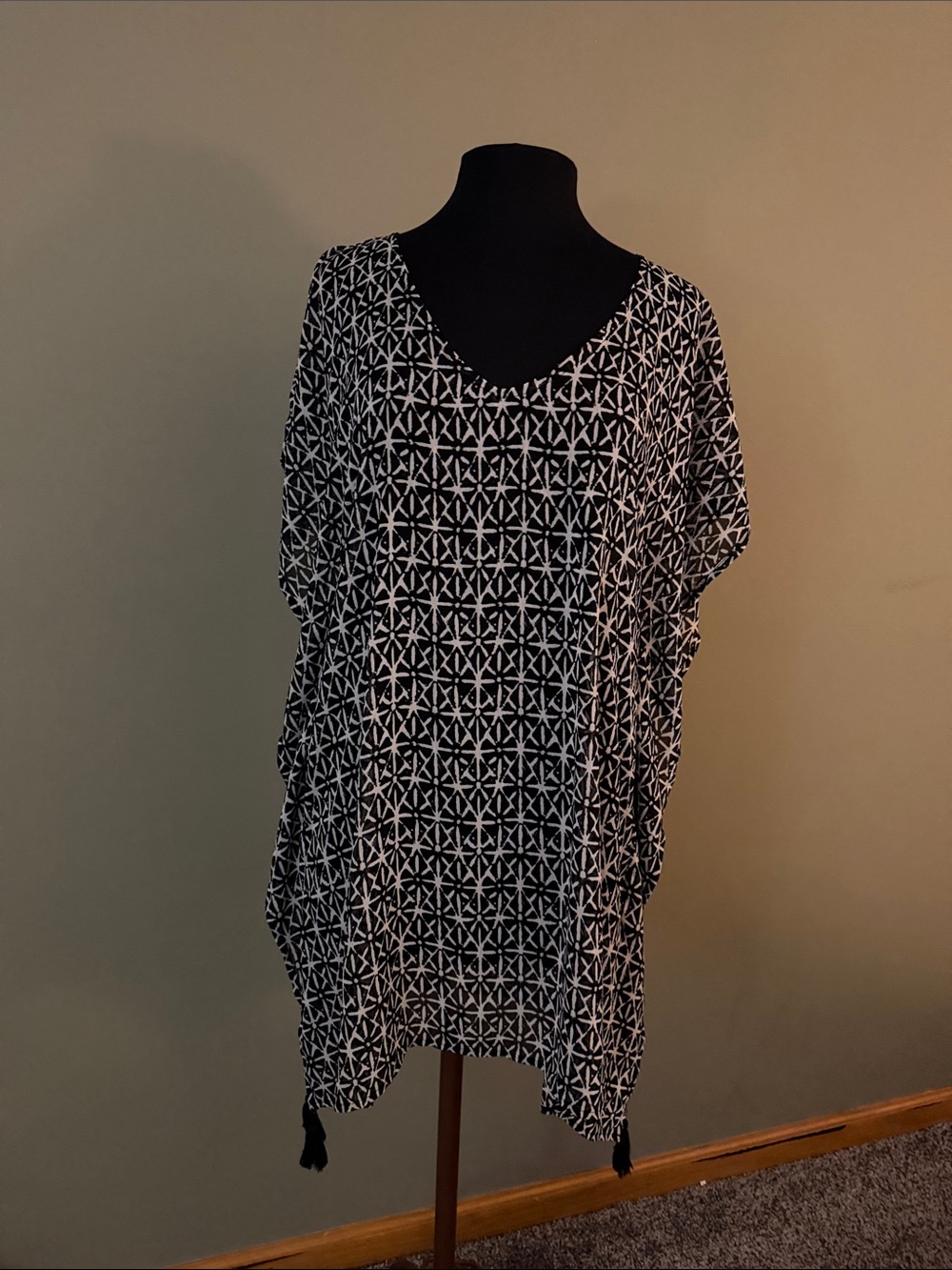 Kona Sol Black & White Geometric V-Neck swim coverup